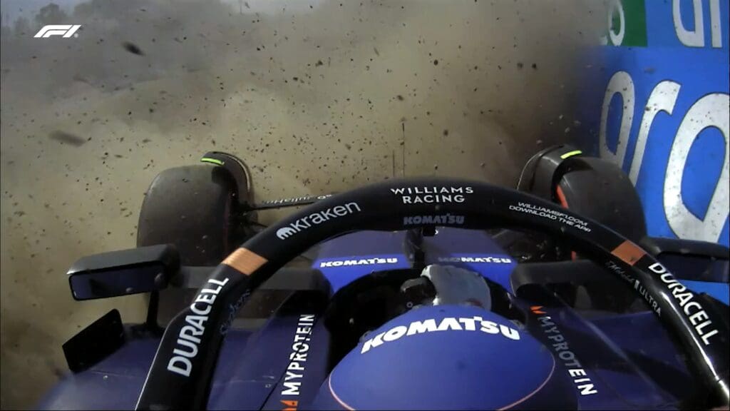 Brutto incidente tra Albon e Ricciardo al via del GP di Suzuka: la sequenza