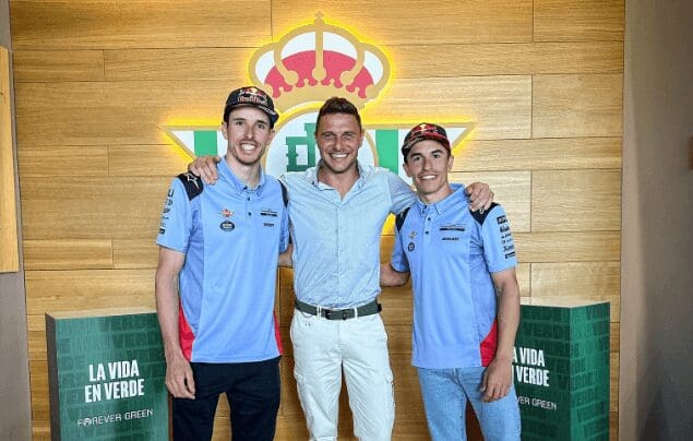 Alex e Marc Marquez assieme a Joaquin, stella del Real Betis