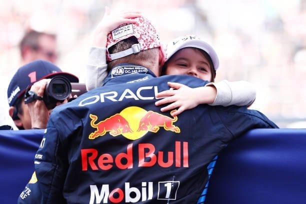 Max Verstappen e Penelope Piquet al termine del GP di Suzuka