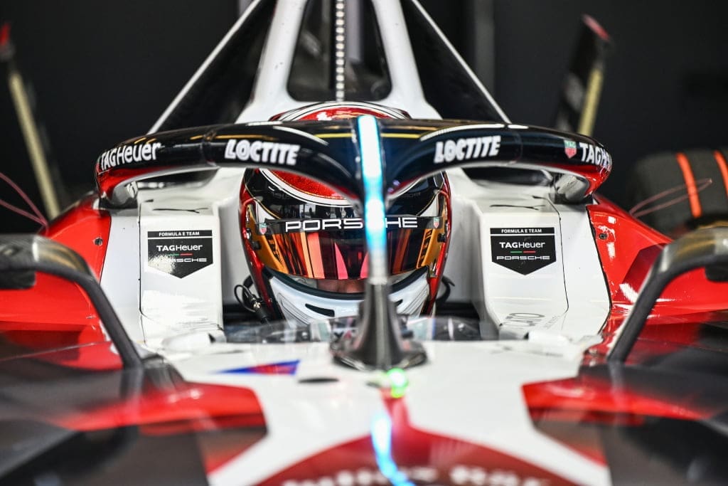 Wehrlein all'interno dell'abitacolo nei coincitati momenti prima dello start: sarà però una gara sfortunata per lui, che perde la leadership del mondiale.