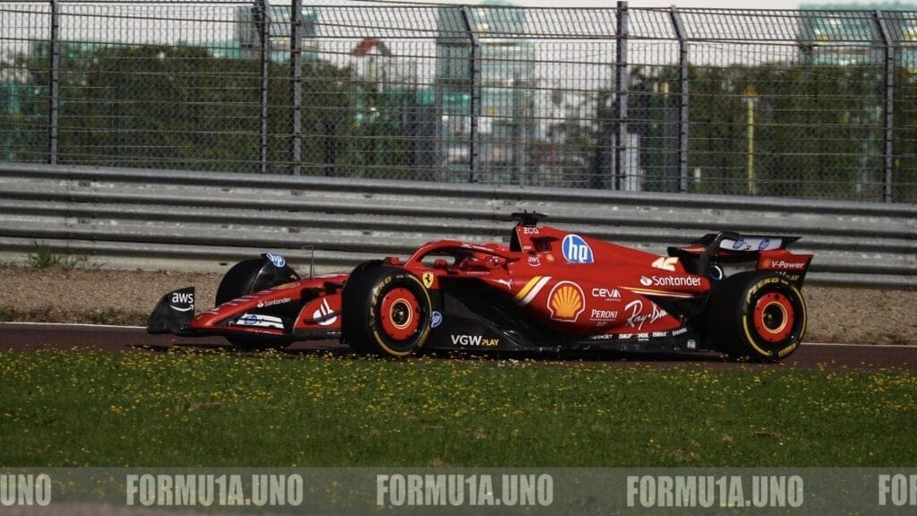 La SF-24 Evo guidata da Charles Leclerc in pista a Fiorano.