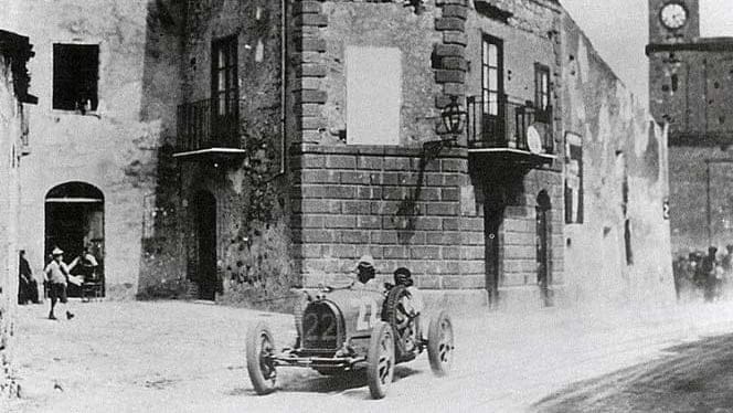 Chiron a bordo della Bugatti Type 25B durante la Targa Florio nel 1930.