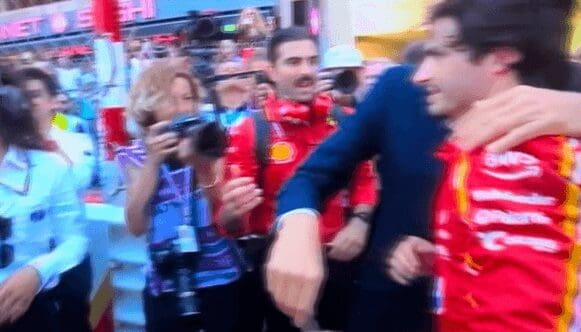 L'abbraccio tra Carlos Sainz e John Elkaan, ripreso dalle telecamere della F1