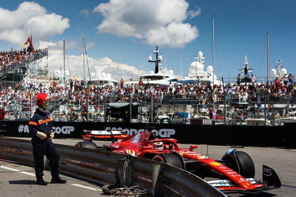 L'incidente nel porto di Monaco: in foto, Charles Leclerc con le imbarcazioni sullo sfondo