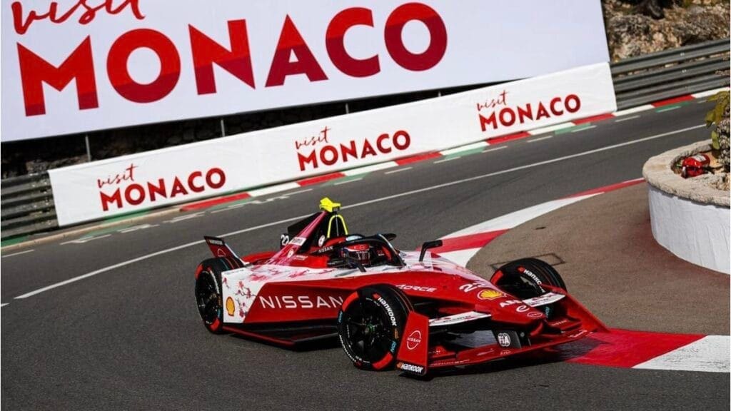 Oliver Rowland al volante della Nissan nel corso dell'E-Prix di Monaco, concluso in una solida sesta posizione.