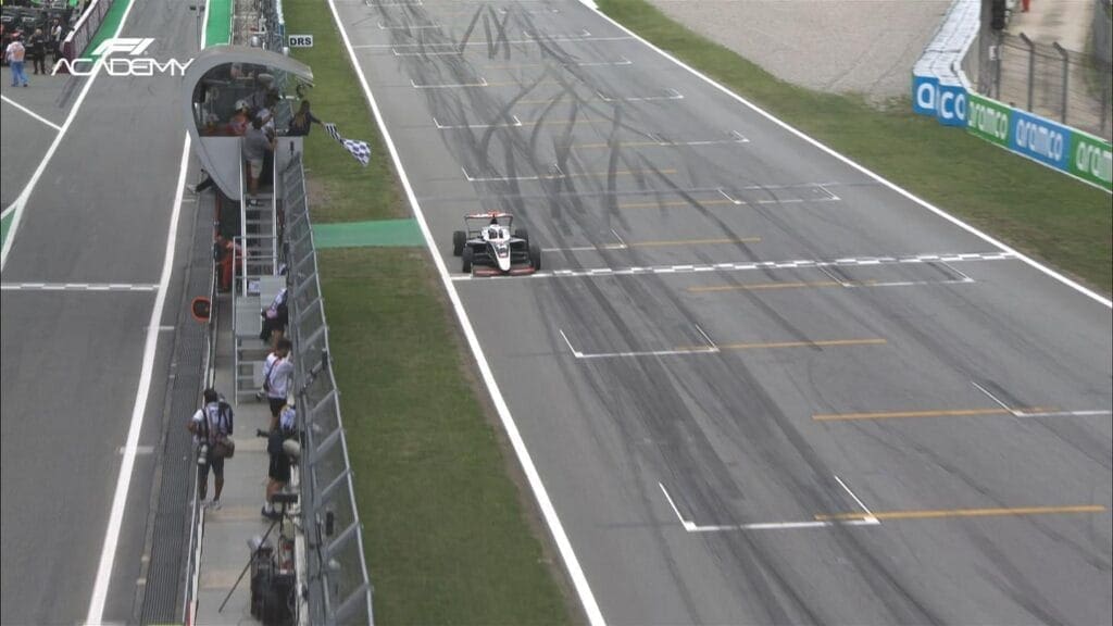 Chloe Chambers vince per la prima volta nella F1 Academy in Spagna.