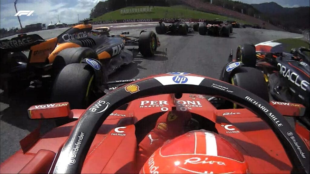 Il contatto tra Charles Leclerc a bordo della sua Ferrari in Austria e Oscar Piastri in curva 1.
