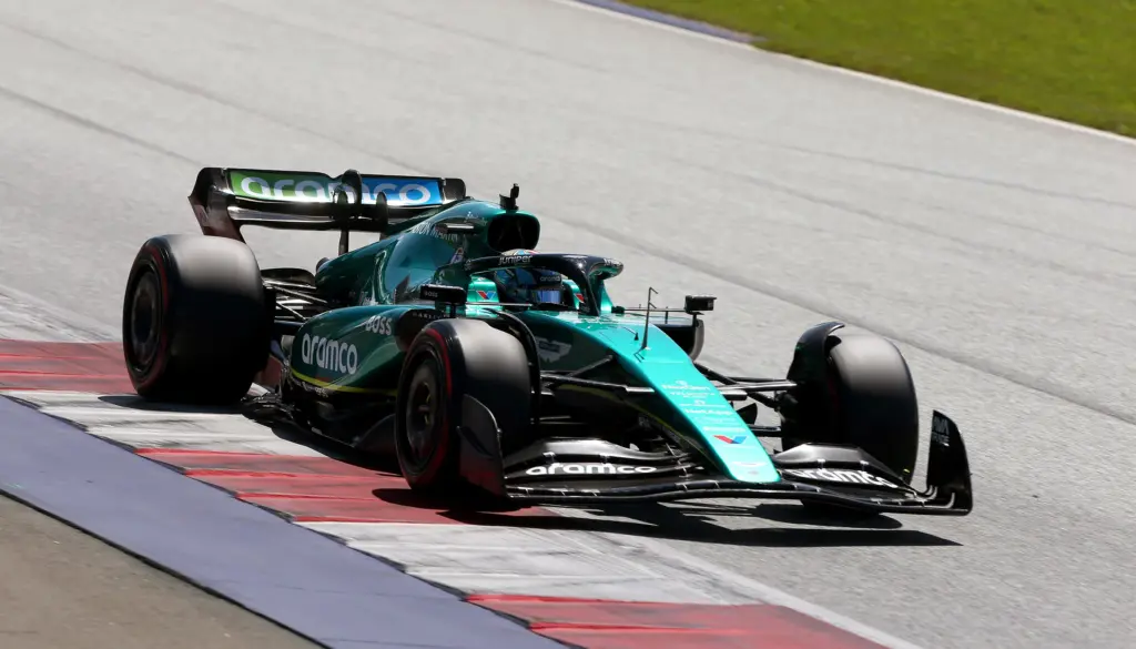 Jak Crawford al volante dell'Aston Martin AMR22 sul circuito di Spielberg.