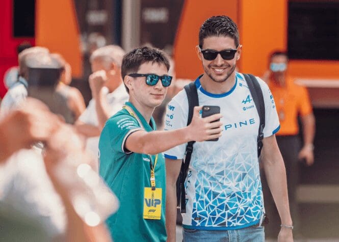 Esteban Ocon assieme ad un tifoso spagnolo a Barcellona