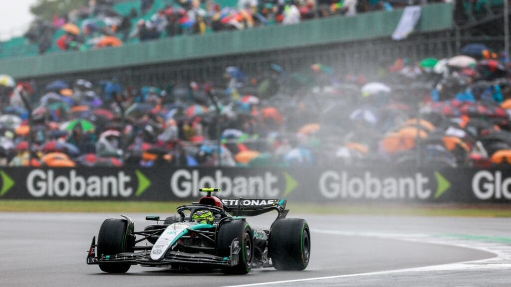 Lewis Hamilton alla rincorsa di Lando Norris con le gomme intermedie.
