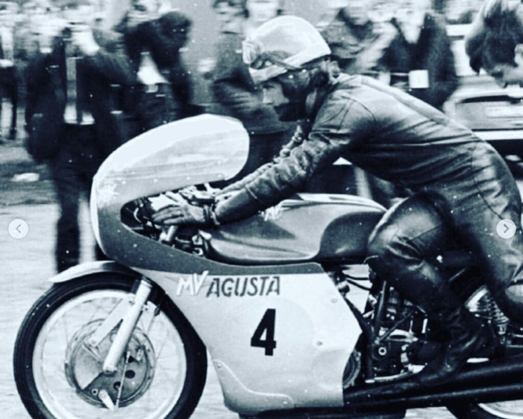 Giacomo Agostini a bordo della sua MV Agusta. In quegli anni le protezioni dei piloti erano ridotte al minimo e la sicurezza del pilota non era ancora tutelata