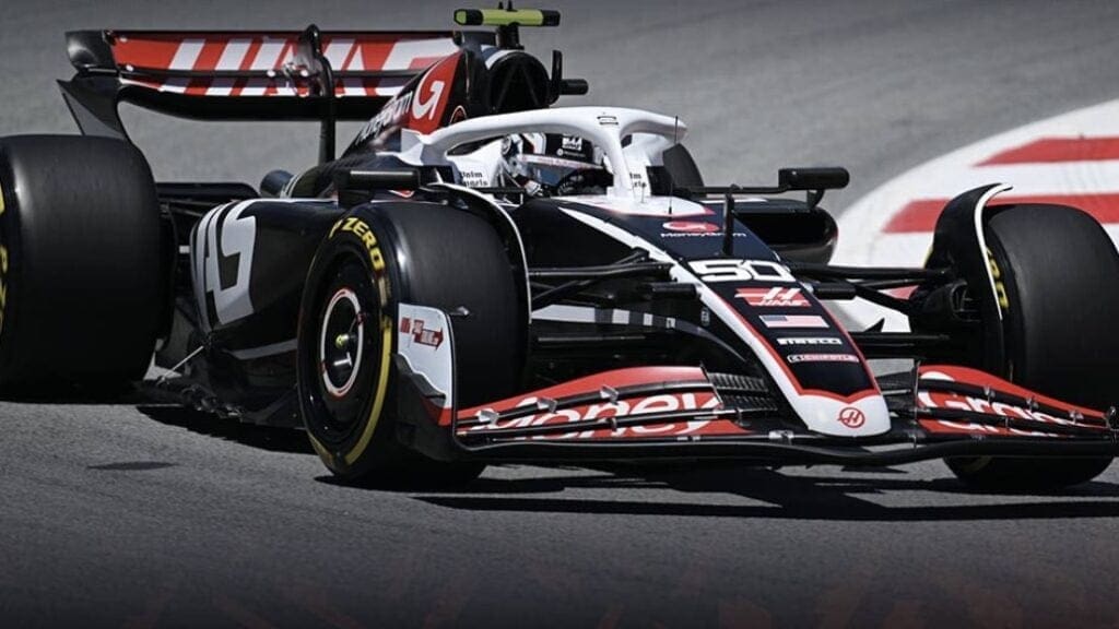 Oliver Bearman al volante della Haas nel corso delle FP1 a Barcellona.
