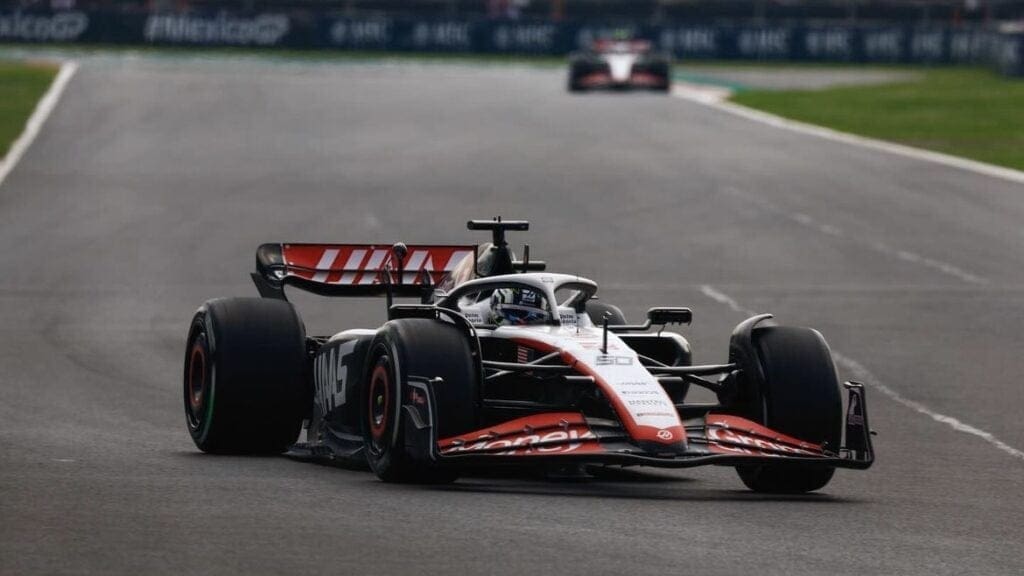 Ollie Bearman al volante della Haas nel corso delle FP1 in Messico nel 2023. È stato il debutto assoluto del pilota inglese in Formula 1 in una sessione ufficiale!