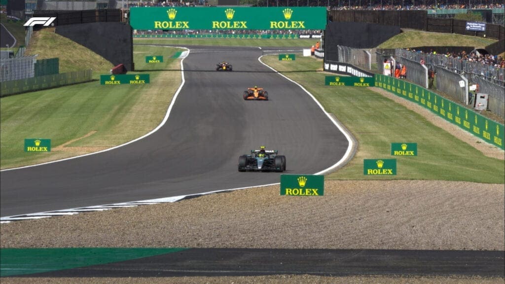 Lewis Hamilton in testa al gruppo durante il Gran Premio di Silverstone.