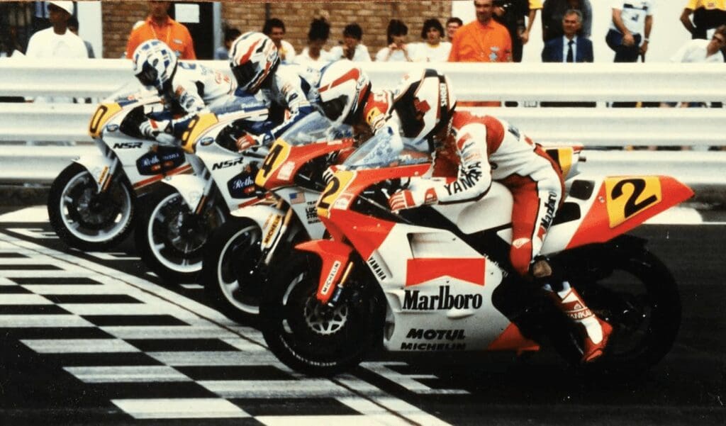 Weyne Rainey a bordo della sua Yamaha. Da notare soprattutto il casco integrale e le ginocchiere