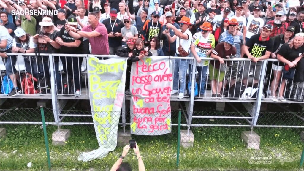 Bagnaia's gesture: he gives his knee sliders to two kids!