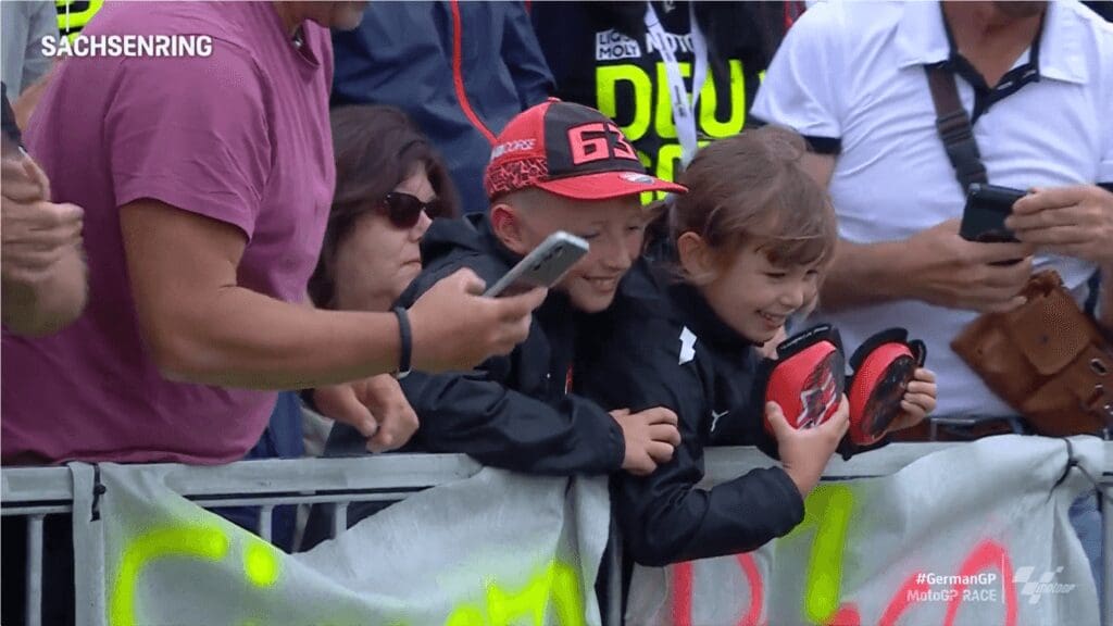 Bagnaia's gesture: he gives his knee sliders to two kids!