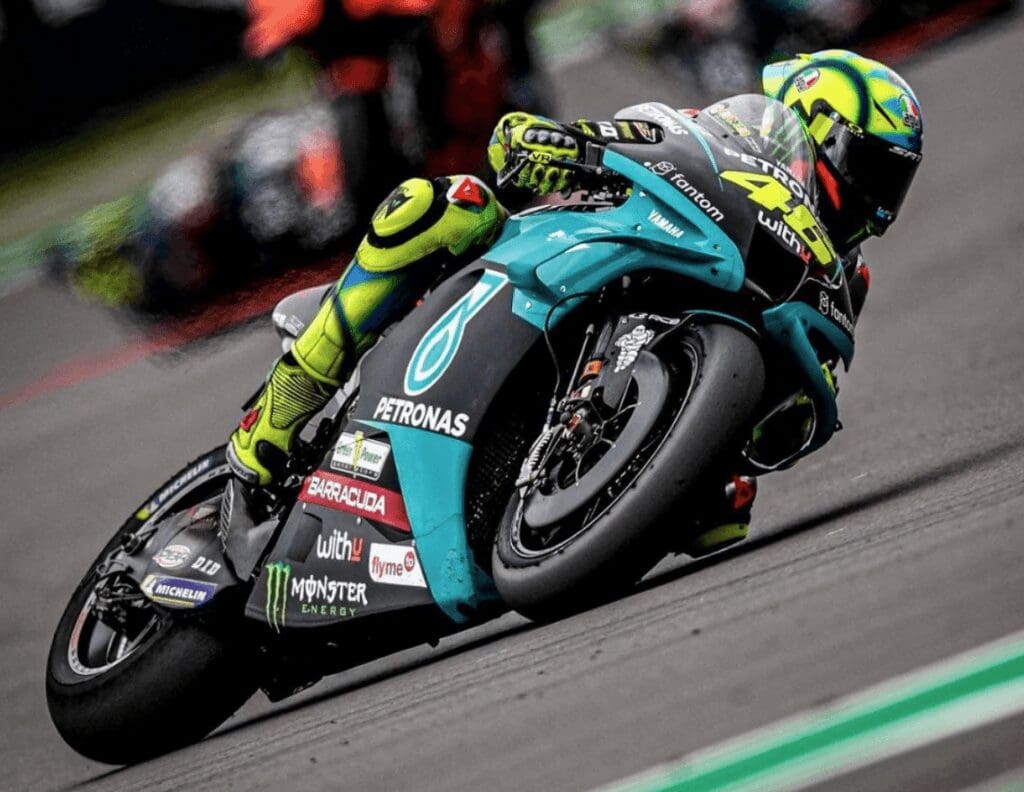 Valentino Rossi. Si notano bene le protezioni presenti nei guanti, le ginocchiere più spesse e le protezioni metaliche degli stivali oltre che ovviamente al casco integrale