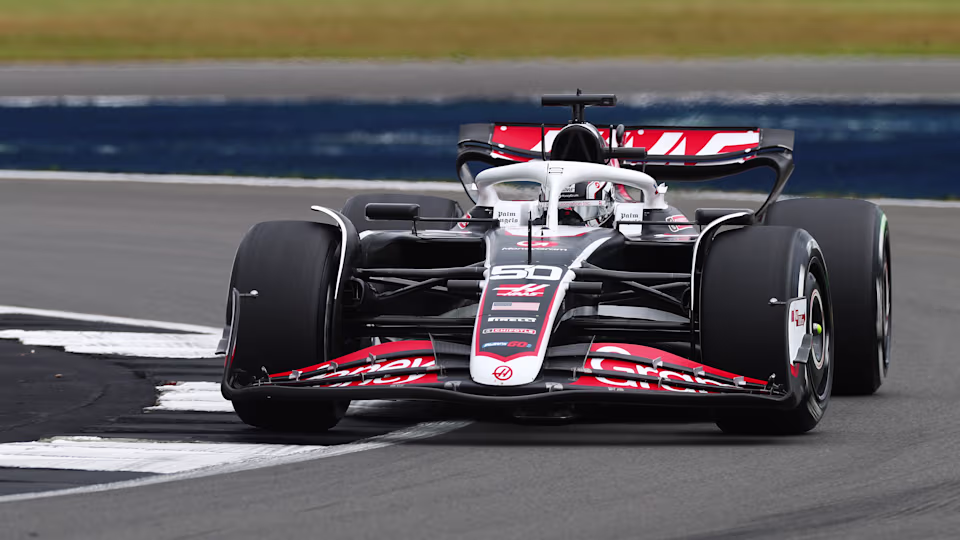 Ollie Bearman al volante della Haas nel corso delle FP1 a Silverstone, dopo essere stato annunciato come pilota titolare per il 2025.