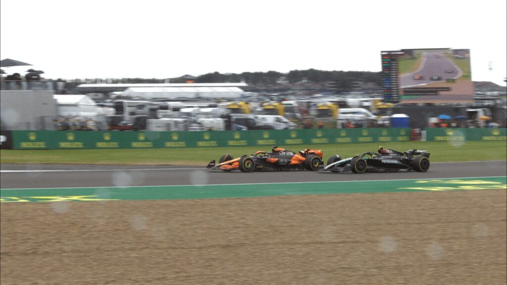 Piastri passa Hamilton: è 1-2 McLaren al GP di Silverstone!