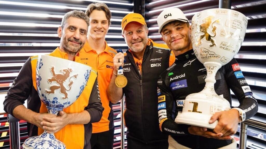 Andrea Stella, insieme al CEO di McLaren Zak Brown e ai piloti Oscar Piastri e Lando Norris, vincitore del GP d'Olanda.