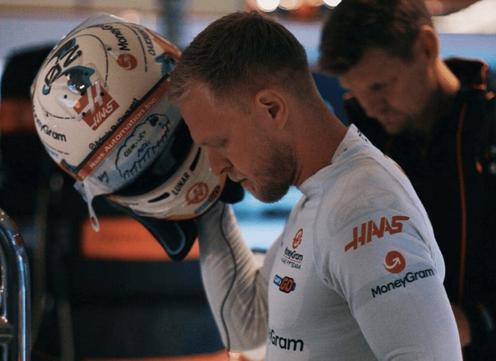 kevin magnussen parte dalla pit-lane