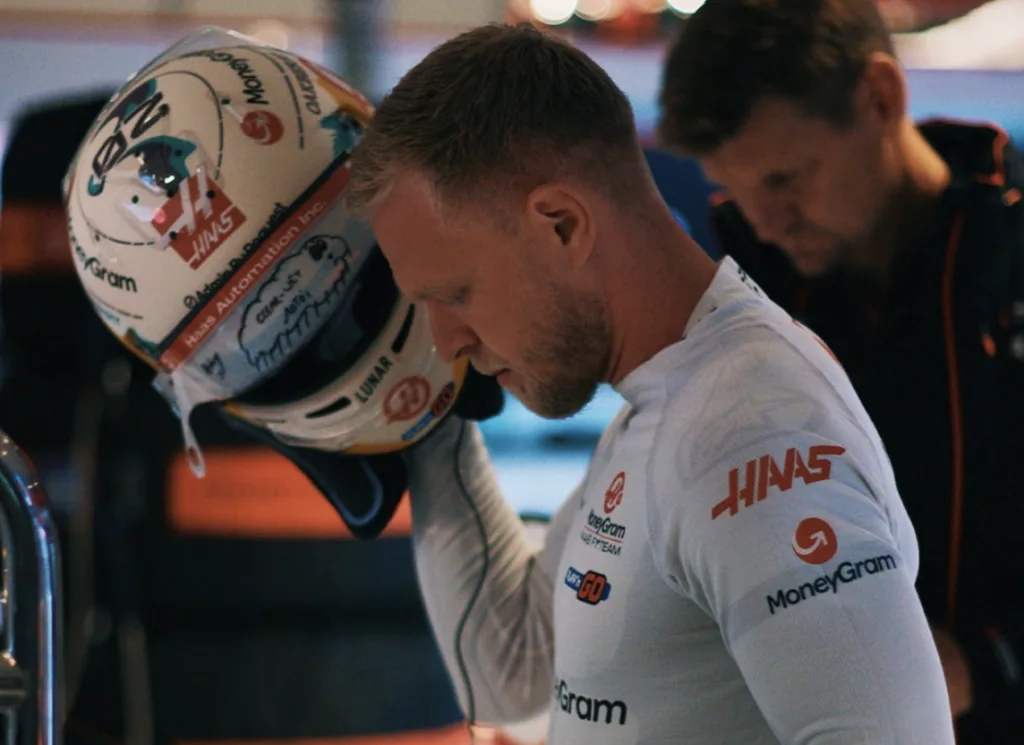 kevin magnussen parte dalla pit-lane