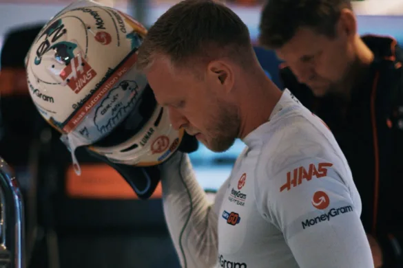 kevin magnussen parte dalla pit-lane