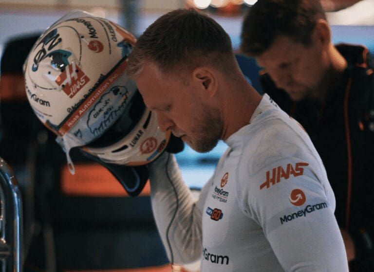 kevin magnussen parte dalla pit-lane
