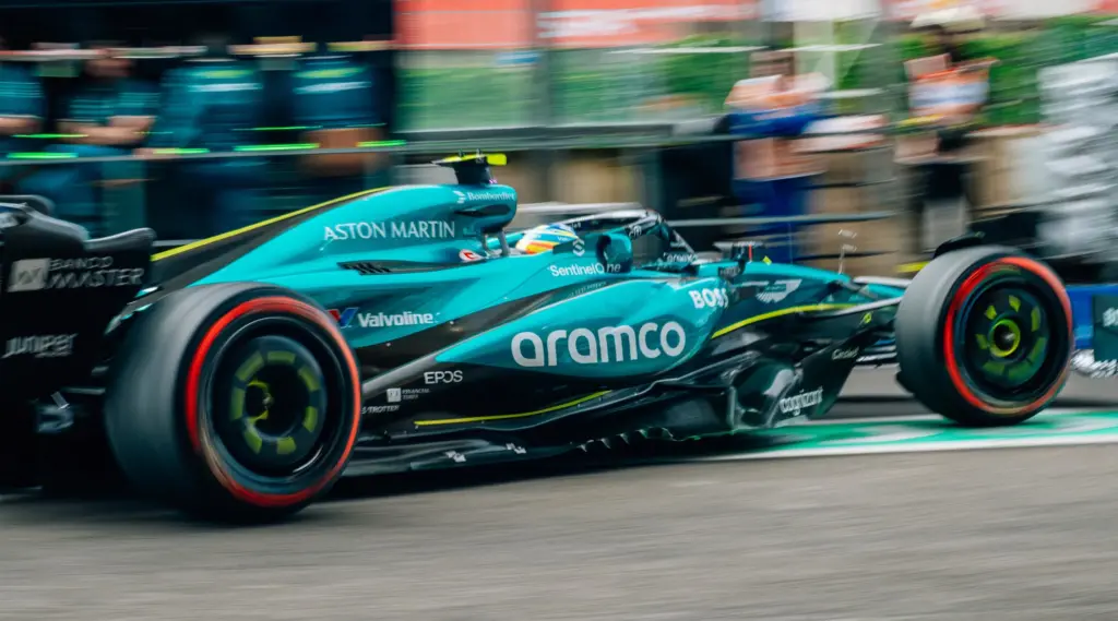 La AMR24, in pista con Fernando Alonso