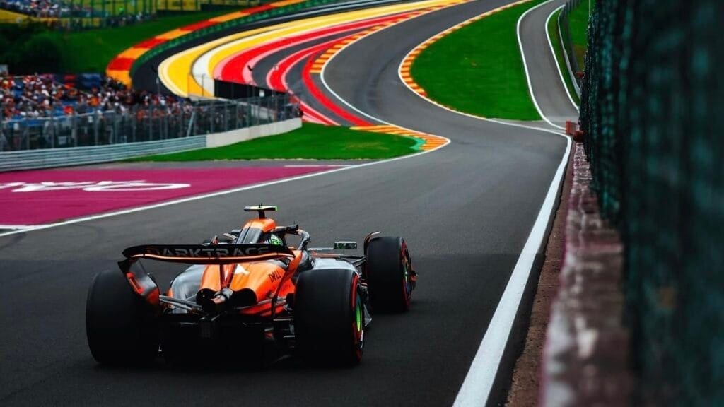 Lando Norris ha tagliato il traguardo a Spa in 5° posizione, alle spalle del suo compagno di squadra Oscar Piastri sul podio.