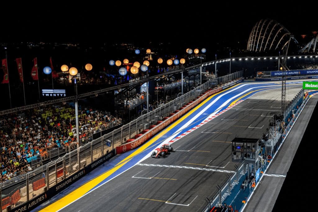 Le previsioni METEO e tutti gli ORARI della F1 a Singapore: in foto Carlos Sainz, vincitore nel 2023