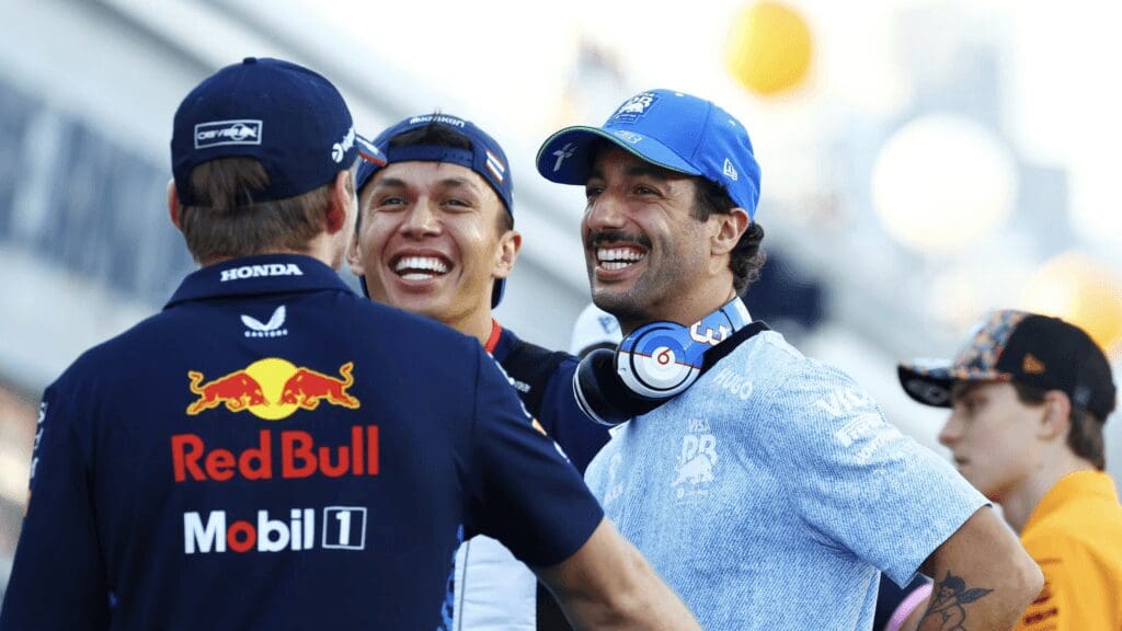 L'olandese con Alex Albon e Daniel Ricciardo, alla sua (probabile) ultima gara in F1