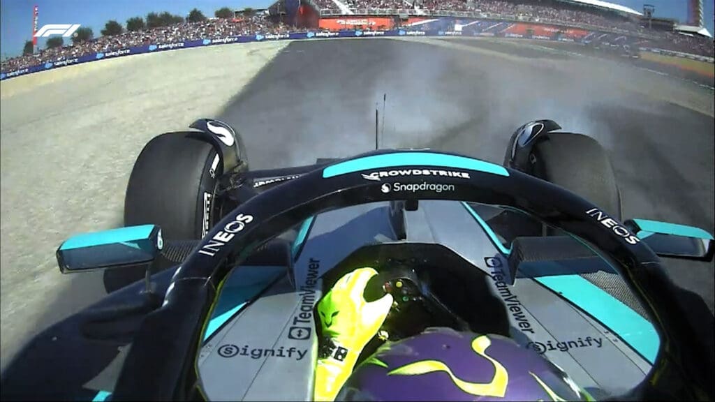 Lewis Hamilton ha perso la sua vettura durante il terzo giro del GP ad Austin, ritirandosi dalla gara.