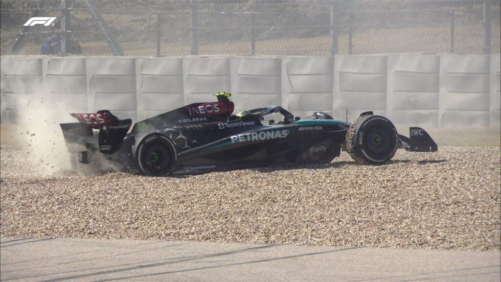 Fuori Lewis Hamilton durante il 3° giro del Gran Premio degli Stati Uniti.