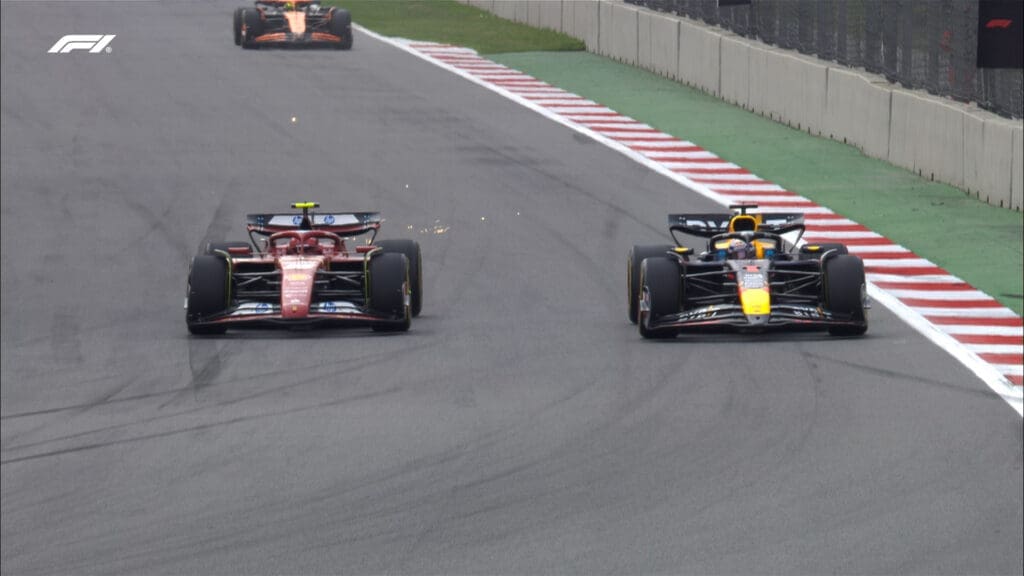 Il sorpasso di Carlos Sainz su Max Verstappen durante il 9° giro del Gran Premio del Messico.