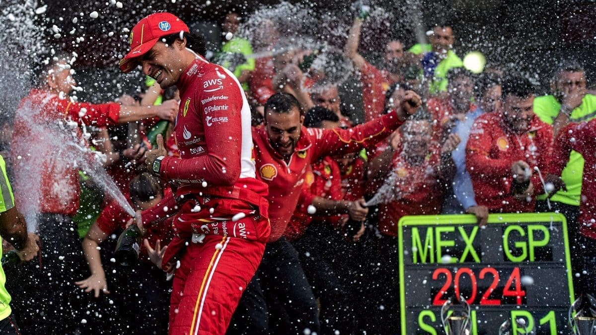 La vittoria di Carlos Sainz in Messico: la Scuderia Ferrari festeggia il successo dello spagnolo.
