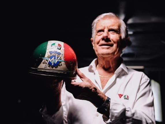 Giacomo Agostini, con il suo casco leggendario