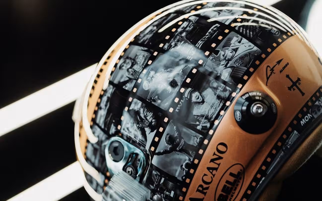 Questo il casco di Alonso in Messico che ripercorre tutte le fasi della sua carriera