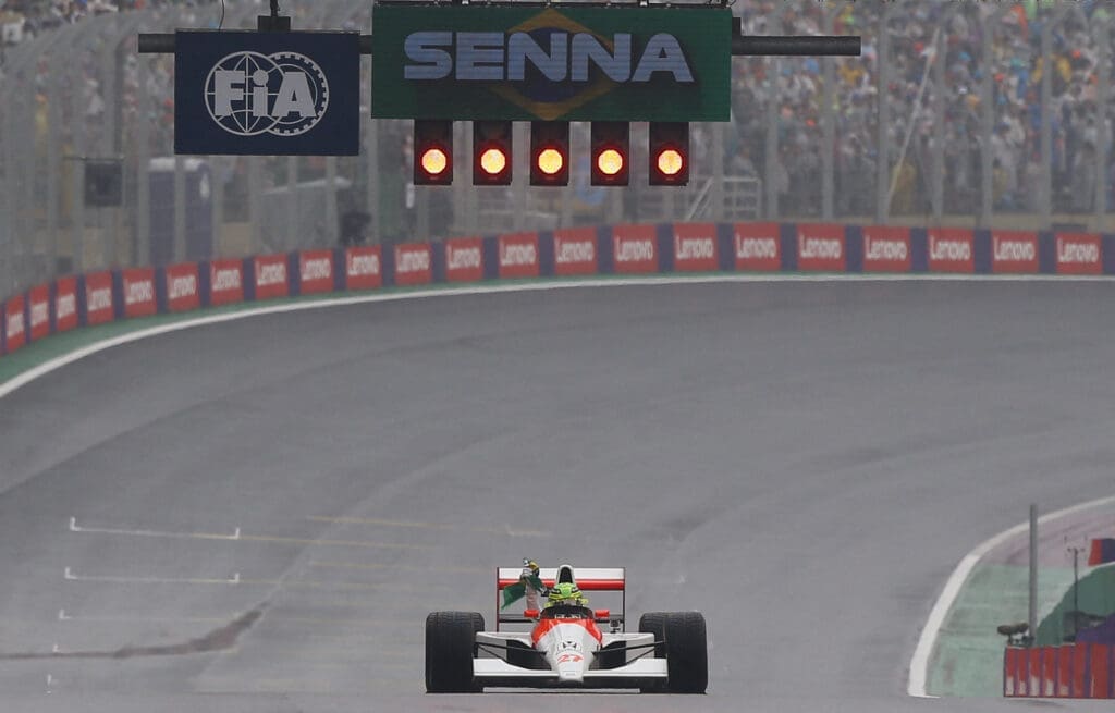 hamilton guida la mclaren di senna