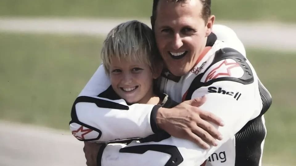 Mick Schumacher ricorda il papà Schumi.