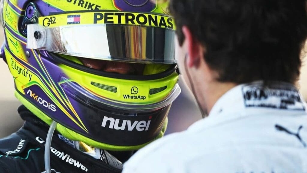 Lewis Hamilton si congratula con Franco Colapinto al termine del Gran Premio d'Azerbaijan.