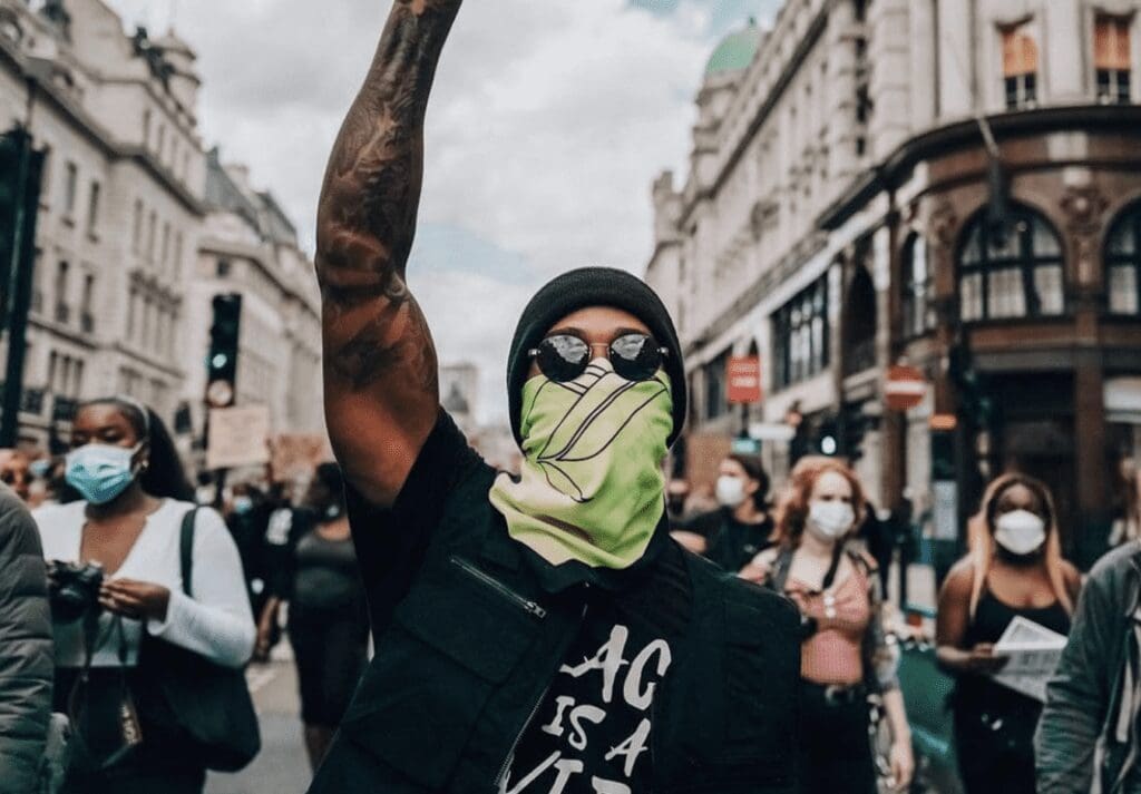 Lewis Hamilton, durante la manifestazione per il Black Lives Matter