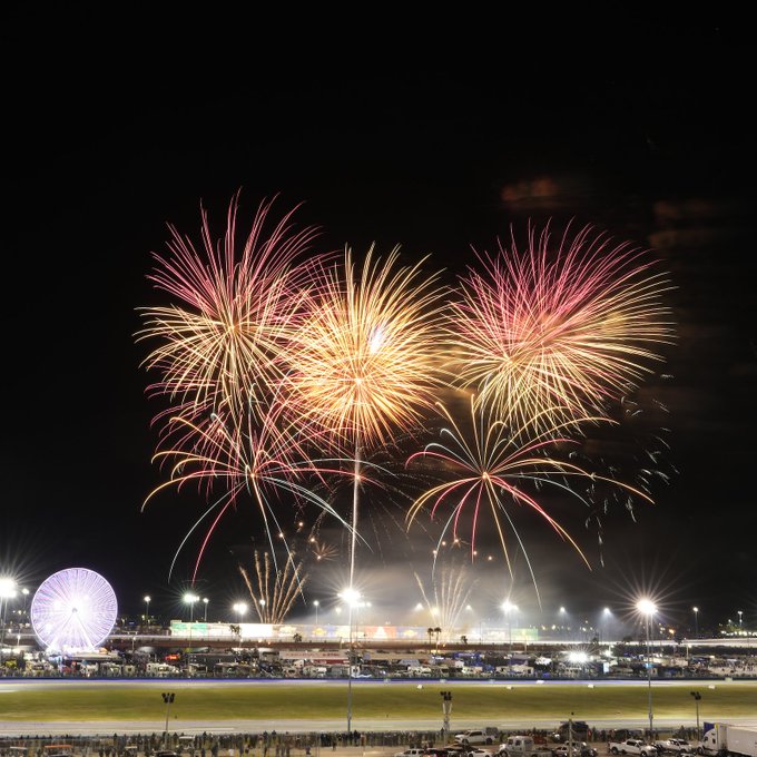 24h di Daytona 2025: i fuochi d'artificio all'interno dell'ovale di Daytona Beach