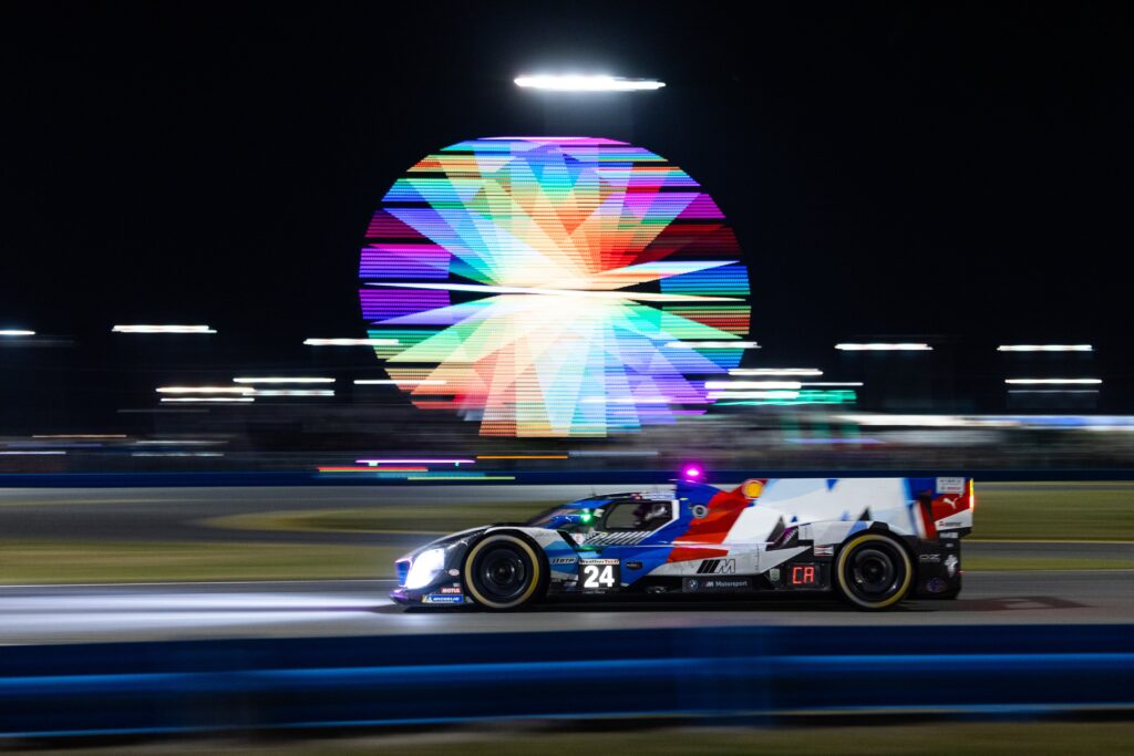 24h di Daytona 2025: prosegue la gara, nell'immagine la BMW #24 stabile in top 5