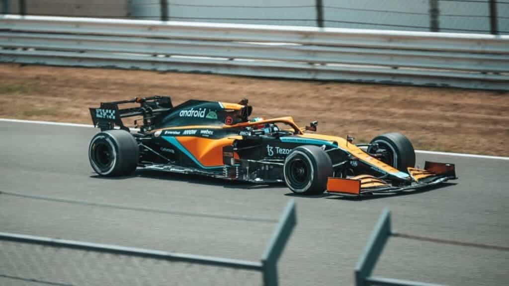 Colton Herta al volante della Mclaren MCL35M del 2021 durante un test a Portimao