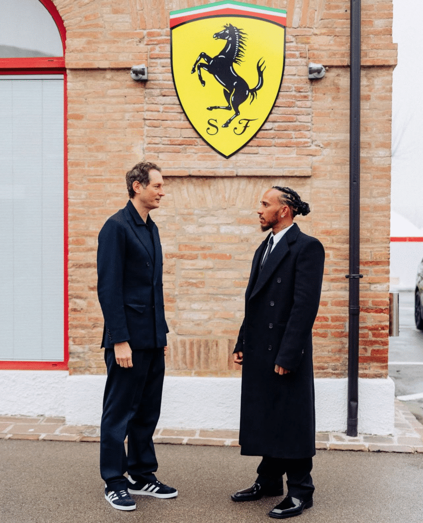Hamilton e la foto scomparsa con Elkann: ma cosa è successo in Ferrari?