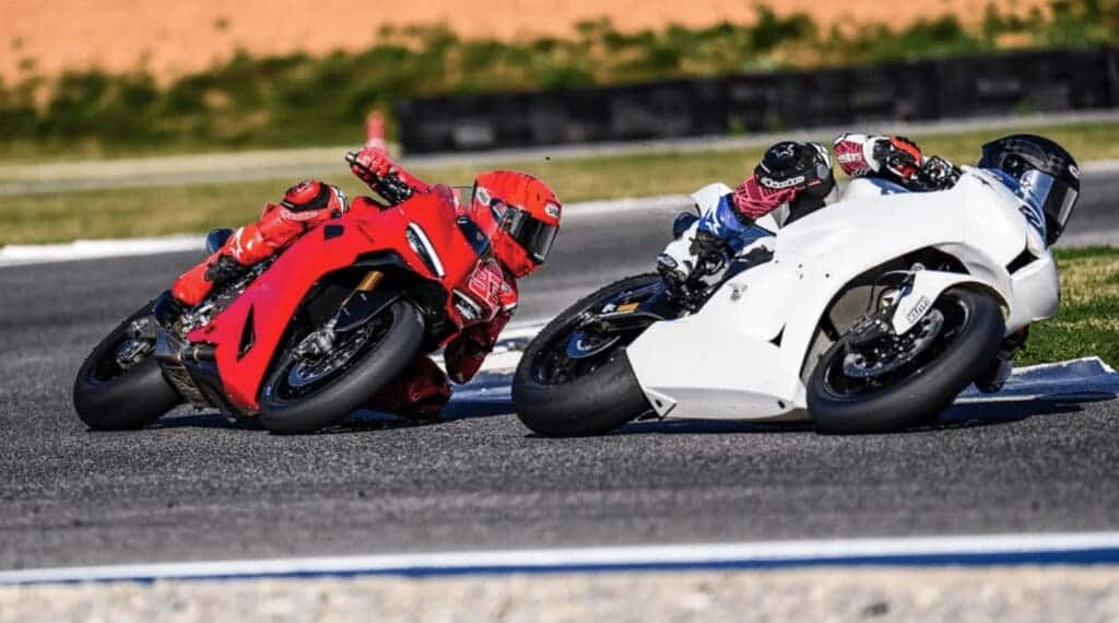 Marc Marquez prova la nuova Panigale V2 all'Aspar Circuit: ecco le prime sensazioni