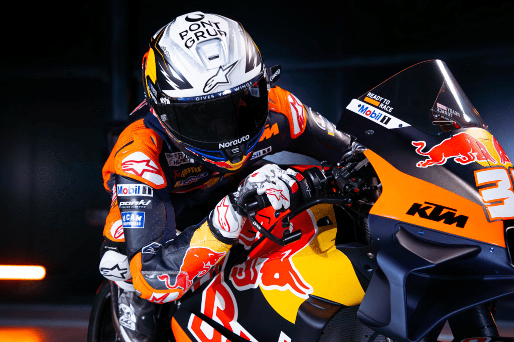 KTM e Tech3 2025, presentate le moto: livrea identica per i quattro piloti!