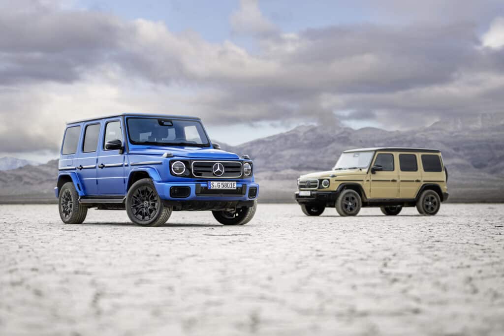 Le due colorazioni di Mercedes G580 una accanto all'altra